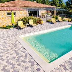 Aménagement extérieur avec pavés en béton autour d'une piscine