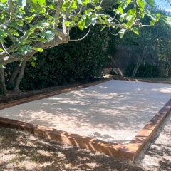 terrain de pétanque avec traverses de chemin de fer neuves et en chêne