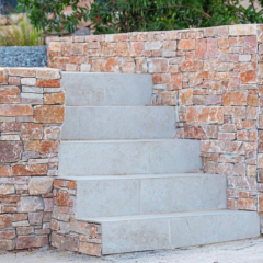 Aménagement extérieur avec pierre naturelle de parement mural