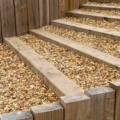 escalier extérieur avec traverses en bois