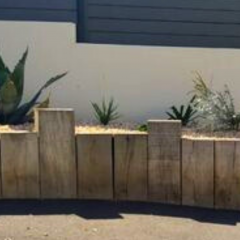 jardinière avec bordures en traverses de chemin de fer verticales