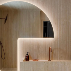 salle de bain avec carrelage grand format effet travertin vein cut