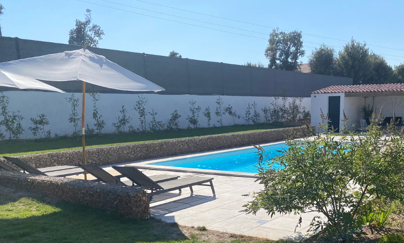 Mur de soutènement autour d'une piscine avec gabions décoratifs