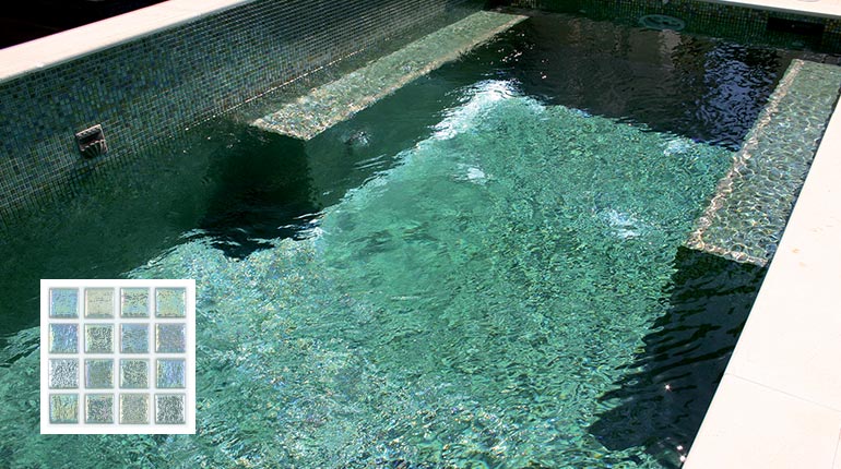 emaux de piscine effet bleu lagon