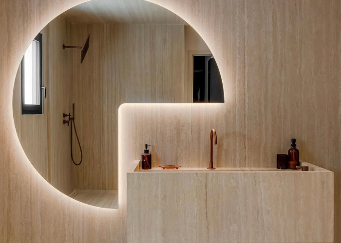 aménagement de salle de bain élégant et moderne avec carrelage effet pierre grand format