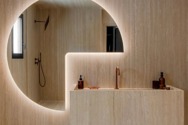 aménagement de salle de bain élégant et moderne avec carrelage effet pierre grand format