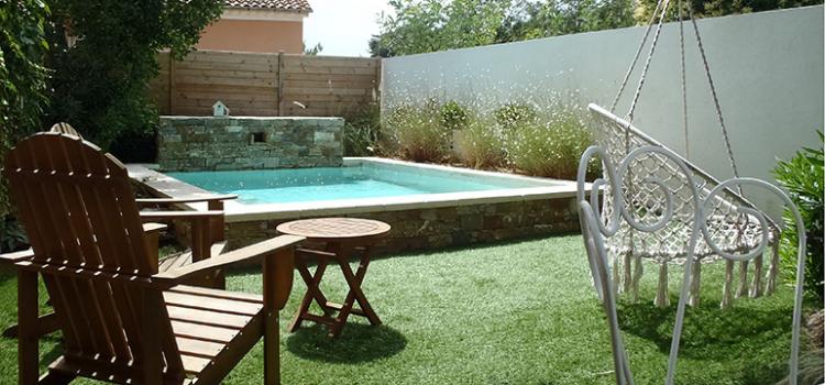 jardin avec piscine et terrasse en gazon synthétique var